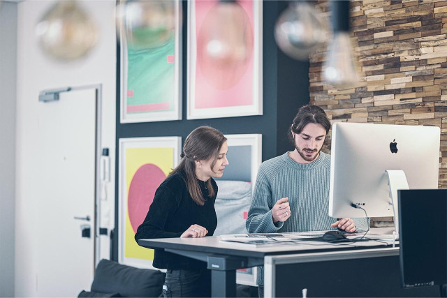 Mitarbeiter von DOTS Agentur in Freiburg arbeiten an einem Designprojekt am Computer – UX/UI und Webdesign für eine Branding-Kampagne.