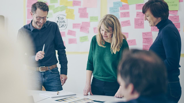 Team von DOTS Kommunikationsagentur Freiburg bei einer kreativen Brainstorming-Session zur Entwicklung einer Markenstrategie