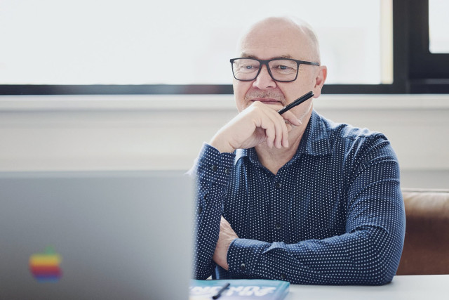 Andreas Storz-Friedrich bei DOTS – Die Agentur in Freiburg, vertieft in strategische Beratung. Mit Herz und Verstand entwickelt er Kommunikationslösungen, die begeistern.
