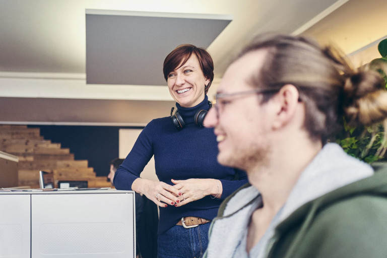 Petra Burgstedt und Robin Holitschko bei DOTS – Die Agentur in Freiburg, vertieft in kreativer Zusammenarbeit.