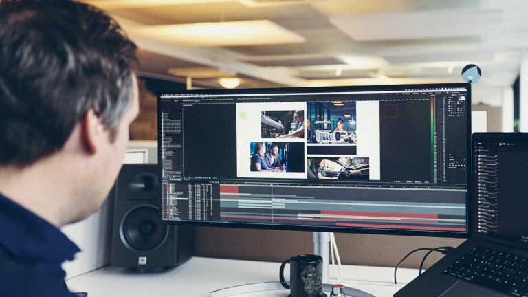 Sebastian Lange bei DOTS – Die Agentur in Freiburg, vertieft in die kreative Bearbeitung eines Storytelling-Projekts. Er visualisiert Geschichten, die Marken mit Menschen verbinden und emotional bewegen.