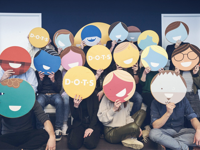 Das DOTS-Team in Freiburg: Ein kreatives und vielfältiges Team von Expertinnen und Experten, die Markenentwicklung, Kommunikation und Strategie in die Tat umsetzen.