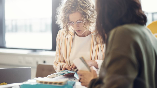 DOTS-Team bei der kreativen Entwicklung: Kolleginnen im Dialog mit Farbmustern und Designideen.