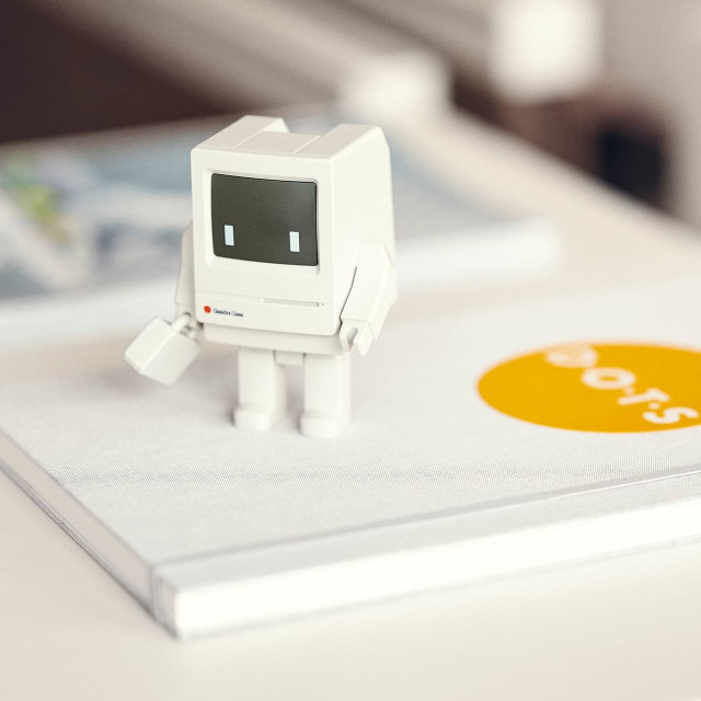 DOTS – Die Agentur in Freiburg: Arbeitsplatz mit kreativer Atmosphäre und modernen Arbeitsbedingungen. Entdecke unsere offenen Stellen und werde Teil unseres Teams!