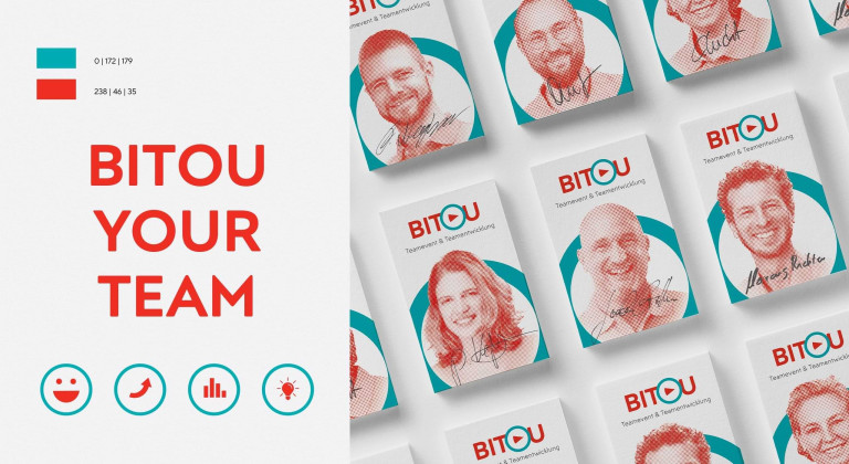 Verschiedene Visitenkarten von BITOU, angeordnet in einem sauberen Layout, zeigen lächelnde Teammitglieder in charakteristischer roter und türkiser Farbgebung, was die lebendige Teamdynamik und die personalisierte Markenidentität unterstreicht – eine visuelle Interpretation von BITOU's Teamevent- und Teamentwicklungsexpertise, umgesetzt durch DOTS' strategisches Corporate Branding.