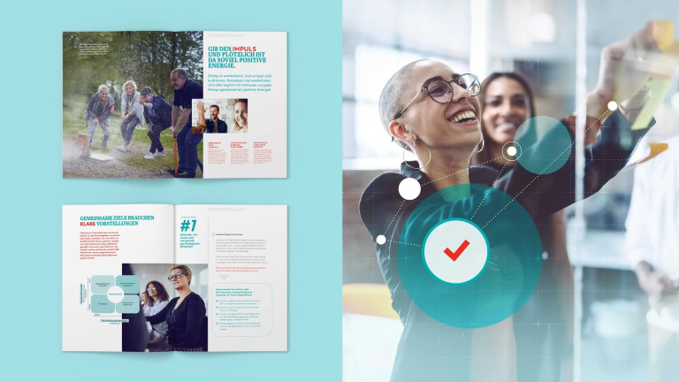 BITOU Corporate Transformation: Offene Broschüre mit Strategiekonzepten und Teamarbeit an einer Glaswand, visuell unterstützt durch Corporate Branding, Design und Visualisation von DOTS.