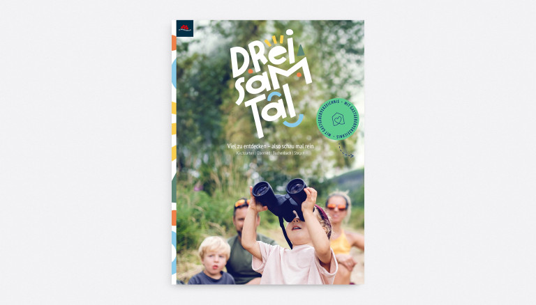 Titelseite des Dreisamtal Tourismus Magazins, gestaltet von DOTS – mit lebendigem Design und Familienfokus.