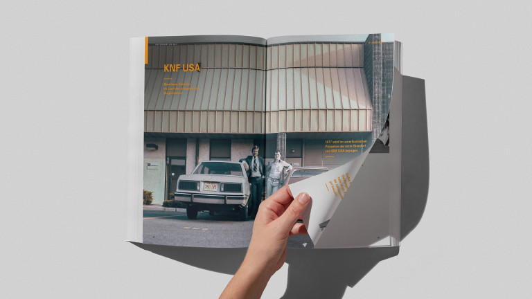 Von DOTS gestaltete Chronikseite für die KNF-Jubiläumsstory: 1977 eröffnete der erste Standort von KNF USA in Princeton. Abgebildet sind zwei Personen vor einem Gebäude mit Retro-Fassade und Fahrzeugen, begleitet von einer Hand, die die Seite umblättert.
