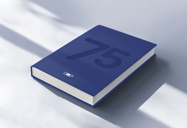 Blaues Jubiläumsbuch mit geprägter Zahl 75 und KNF-Logo auf dem Buchrücken, gestaltet von DOTS zur Feier von 75 Jahren KNF.