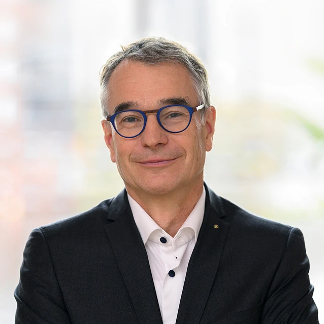 Porträt von Martin Becker, CEO der KNF Gruppe, mit einem Zitat, das die Chronik als Mischung aus Bodenständigkeit und Fortschrittsorientierung lobt und sie als bewahrte Familiengeschichte bezeichnet.